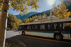 Maroon Bells Bus - Аспен, Колорадо (45114811752) .jpg