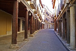 Tyypillinen kastilialainen katu (Rúa Mayor) Medina de Riosecossa.