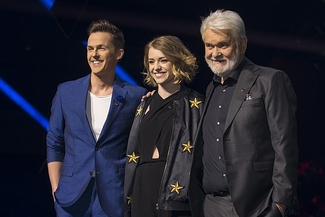 The hosts David Lindgren, Clara Henry, and Hasse Andersson.