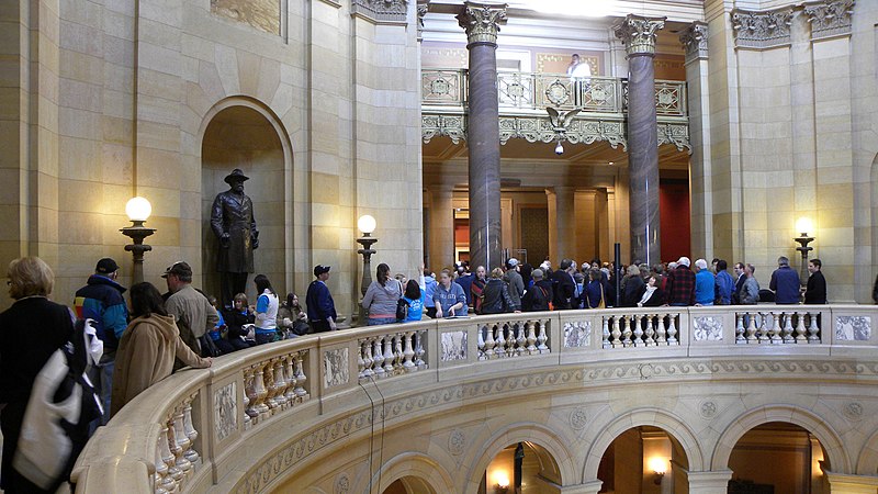 File:Minnesota capitol building vigil in support of General Assistance Medical Care (GAMC) (4399485382).jpg