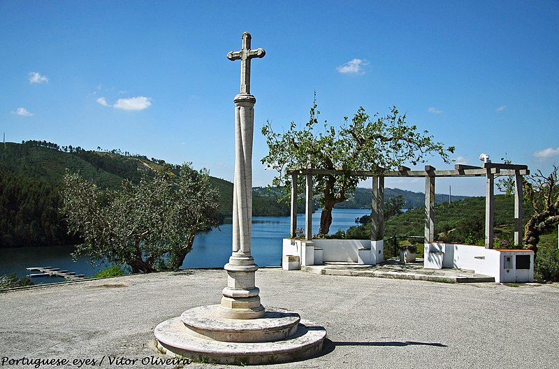 File:Miradouro de Aldeia do Mato - Portugal (13875464884).jpg
