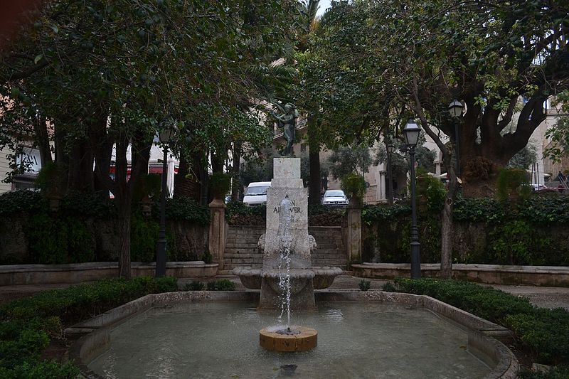 File:Monumento a Joan Alcover (Plaza de la Reina).jpg