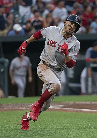 Mookie Betts joined the 30–30 club with his 30th steal of the season, on September 26 against the Orioles.