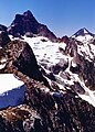 Links Mount Triumph, 2207 m, rechts der von Beckey 1939 erstmals bestiegene Mount Despair, 2224 m, im North Cascades National Park