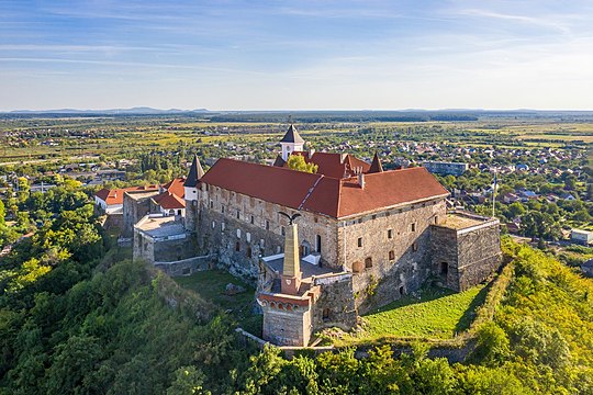 Мукачево. Дворец Ракоци в Трансильвании. Palanok Castle. Замок Паланок Мукачево вид сверху. Мукачевский замок статуе.