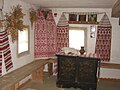 Pyrohiv'deki Halk Mimarisi ve Etnografya Müzesi'nde yer alan ruşniklerle donatılmış geleneksel ev dekorasyonu.