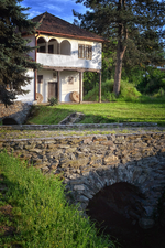 Зграда прве српске гајтанаре у селу Стројковцу која је средином прошлог века претворена у Музеј текстила