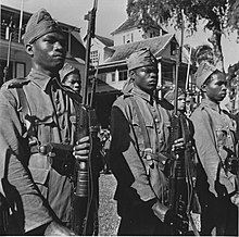 Soldiers of the Schutterij during the visit of Prince Bernhard (1943) Nederlands West-Indie. Suriname. Bezoek prins Bernhard. Inlandse soldaten staan , Bestanddeelnr 935-1564.jpg