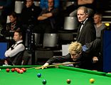 Deutsch: Bild aufgenommen in Berlin während des German Masters im Snooker 2015. Neil Robertson, Jan Scheers. English: Picture taken in Berlin during the Snooker German Masters in 2015. Neil Robertson, Jan Scheers.