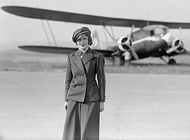 Нелли Динерrude на фоне Curtiss AT-32Cruen