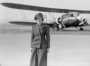 Nelly Diener, Európa első légiutas-kísérője a Curtis AT–32C Condor előtt, amelyben 1934. július 27-én életét vesztette