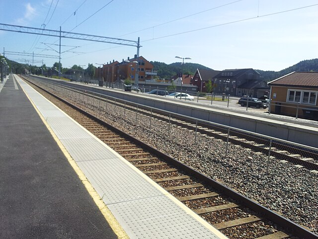 The tracks and platforms at Nodeland Station in 2013