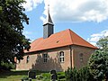 Kirche mit Portal und Glockenstuhl und Friedhof