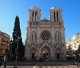 La façade et la nef de la basilique Notre-Dame de Nice