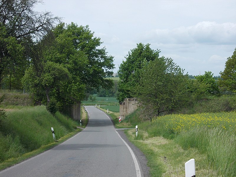 File:OberleuptenBahnbrrücke.JPG