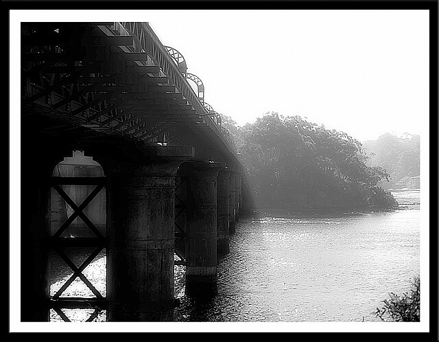 Image: Old como railway bridge