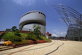 大阪市立科学館と国立国際美術館