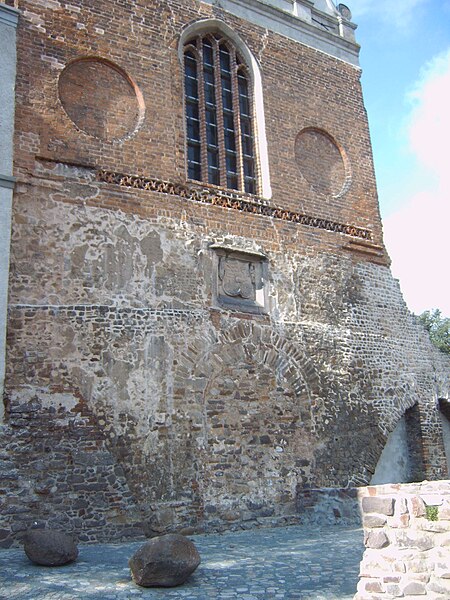 File:Ostfassade Schlosskapelle Wolmirstedt.JPG