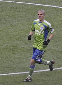 Osvaldo Alonso.jpg