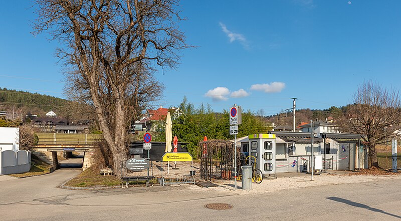 File:Pörtschach Sallach Seeuferstraße 132 Freibad S'Standl 18022024 0747.jpg