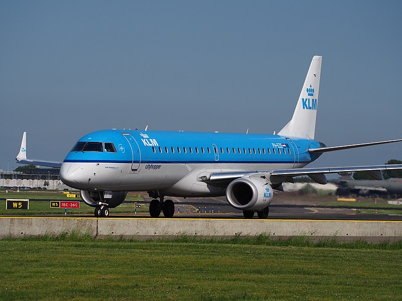 File:PH-EZE KLM Embraer 190 taxiing at Schiphol (AMS - EHAM), The Netherlands, 17may2014, pic-3.JPG