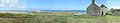 Panorama de l'île de Trielen, avec au premier plan des ruines et l'étang de l'île, puis l'île aux Chrétiens, Molène et son Ledenes à l'arrière plan et Ouessant sur la ligne d'horizon.