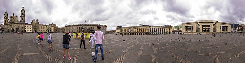 File:Panorámica Plaza de Bolívar Bogotá.jpg