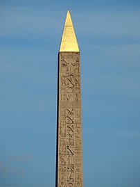 Hieroglifi na zgornjem delu obeliska. Na vrhu je upodobljen faraon na prestolu