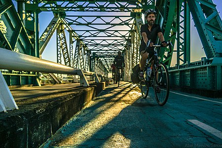 Français : Cyclistes sur la piste cyclable du pont de San Juan de Aznalfarache, en Andalousie, en Espagne. English: Cyclists on the bike path San Juan de Aznalfarache, Andalusia, Spain. (Google traduction)