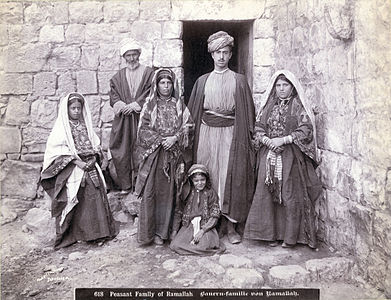 Ramallah'ta yaşayan Filistinli bir ailenin 1900 ila 1910 yılları arasında çekilen fotoğrafı. (Üreten:Kudüs'teki Amerikan Kolonisi Fotoğraf Departmanı)