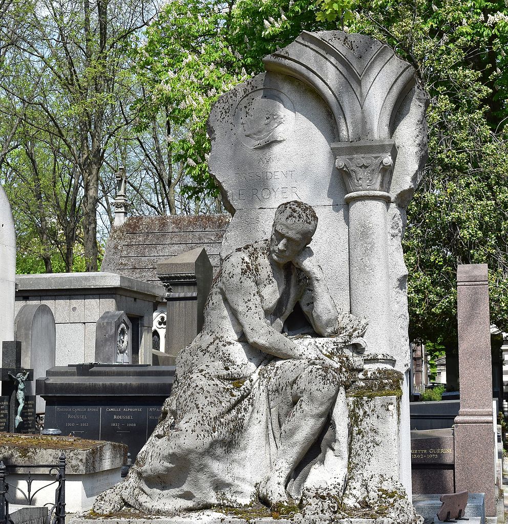 File:Pierre tombale ancienne au cimetière.jpg - Wikimedia Commons