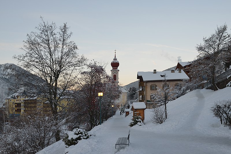 File:Pfarrkirche St Ulrich in Gröden Ostansicht Morgendämmerung.jpg