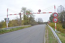 Portique de limitation de hauteur à l'entrée du pont Boutiron