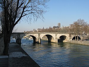 Le pont Marie vue depuis l'île en direction de la rive droite (à droite).