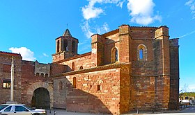 Portal i Església de pedra roja a Prades.jpg