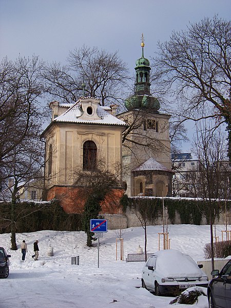 File:Prosek, zvonice a kostel, z ulice Nad šestikopy.jpg