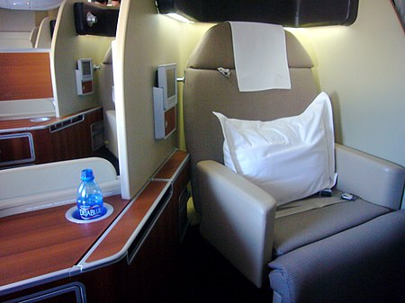 Tập_tin:Qantas_First_Class_Suite.jpg