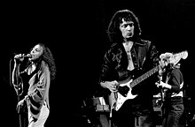 Rainbow 1977. aastal Oslos esinemas. Esiplaanil Ronnie James Dio ja Ritchie Blackmore.