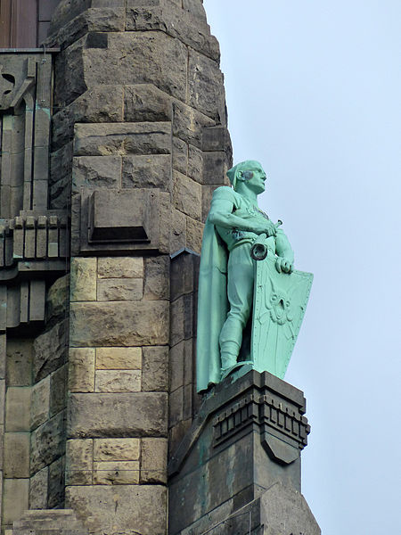 File:Rathaus Charlottenburg Turm Figur 2.jpg