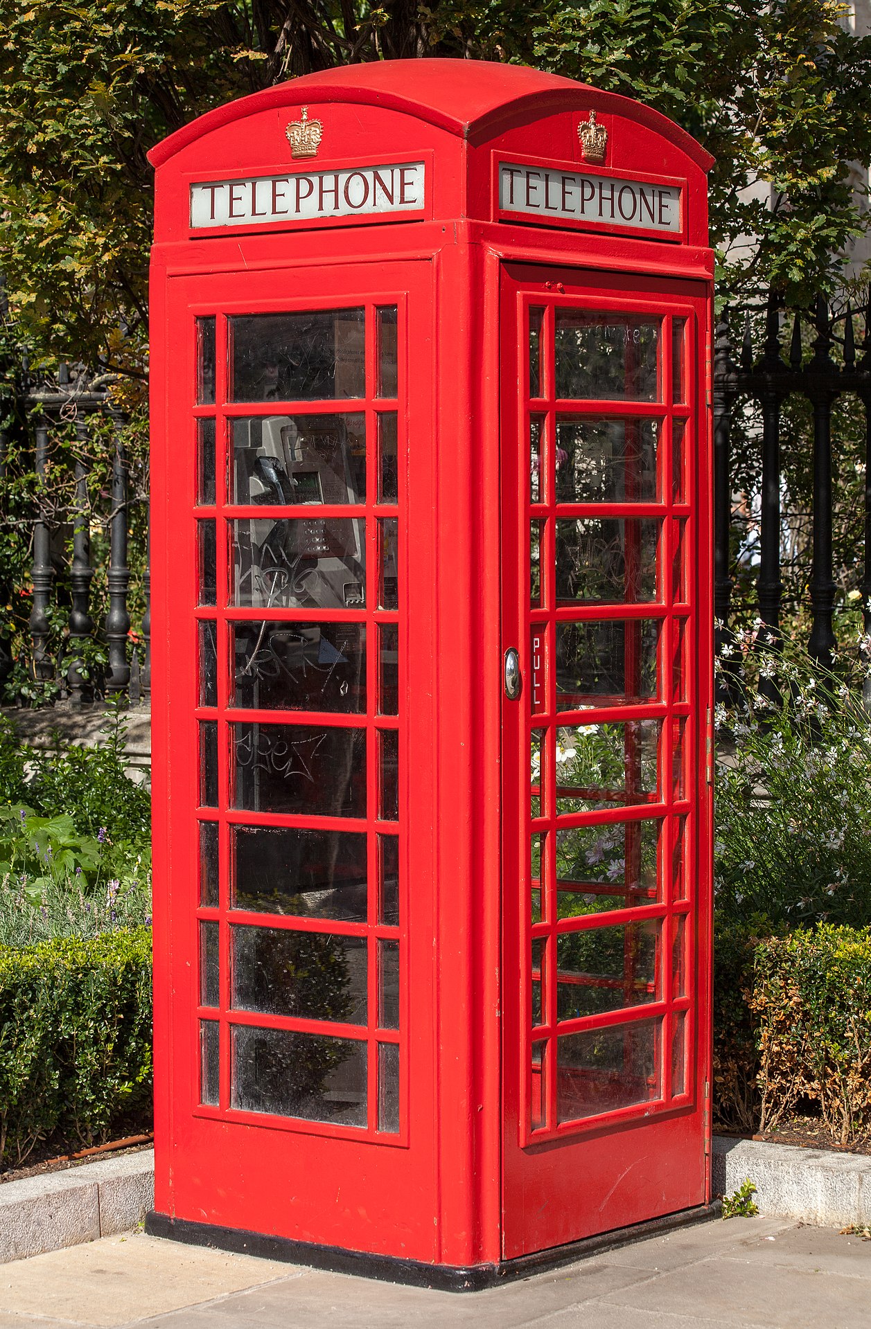1257px-Red_telephone_box,_St_Paul's_Cath