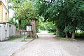 Denkmalgeschütztes Eingangstor zum früheren Gutshof mit dem heute abgerissenen Schloss; links Schlosskirche