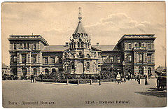 Herbouwd stationsgebouw met de kapel van Alexander Nevsky (na 1905)