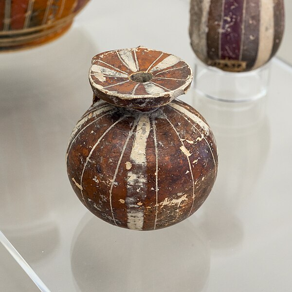 File:Round aryballos type football - vertical polychrome segments - Frankfurt AM β 243 - 01.jpg