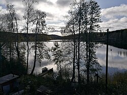 Ruokepuolinen Ruokkeelta nähtynä, taustalla Hanhiperän mäkiä