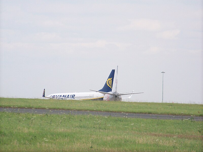 File:Ryanair (EI-DWP) and Jet2.com (G-CELB) at Leeds Bradford International Airport (24th of July 2010) 001.jpg