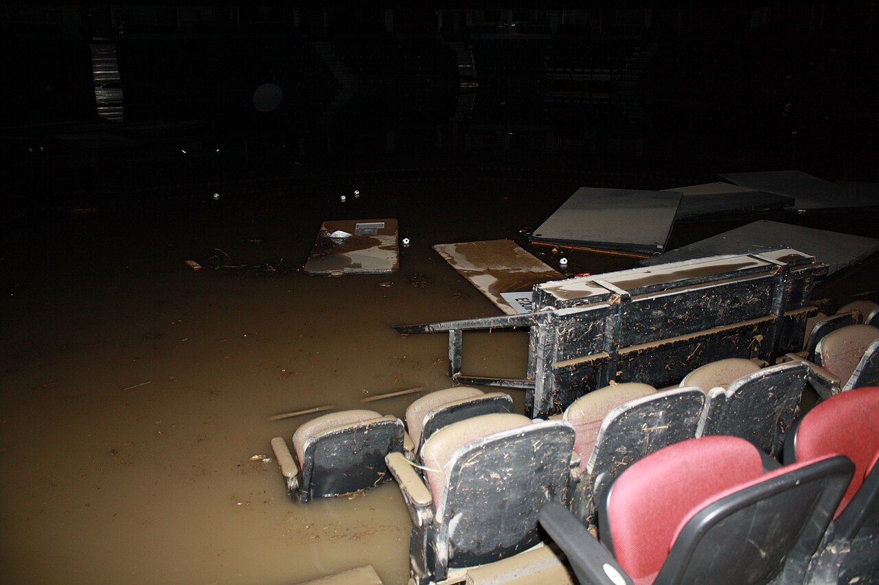 1280px-Saddledome_flood_seats.jpg