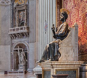 La statue de bronze de saint Pierre, très probablement réalisée au XIIIe siècle par Arnolfo di Cambio, dans la basilique Saint-Pierre. En arrière-plan, on peut apercevoir la statue de sainte Hélène réalisée par Andrea Bolgi. (définition réelle 3 636 × 3 244)