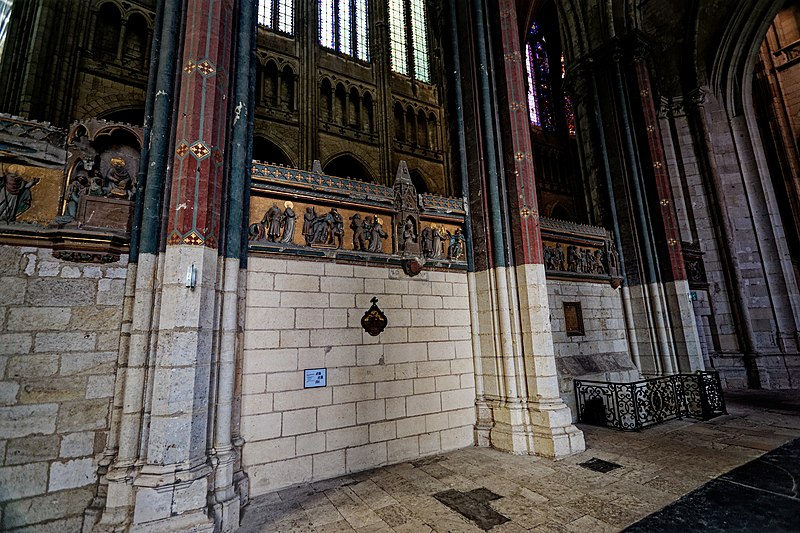 File:Saint Quentin - Basilique Saint Quentin - Ambulatory south of the Choir - Frise du mur de clôture du chœur de la basilique de Saint-Quentin 02.jpg