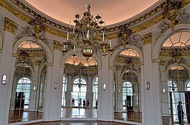 Salon des miroirs du château de Charlottenburg, Allemagne. Cette pièce est contemporaine du Grand Cabinet Ovale, et similaire dans son plan, son volume, ainsi que dans l'emploi systématique des miroirs.