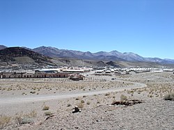 Tren de las Nubes tren istasyonundan görüldüğü gibi şehrin panoramik görüntüsü